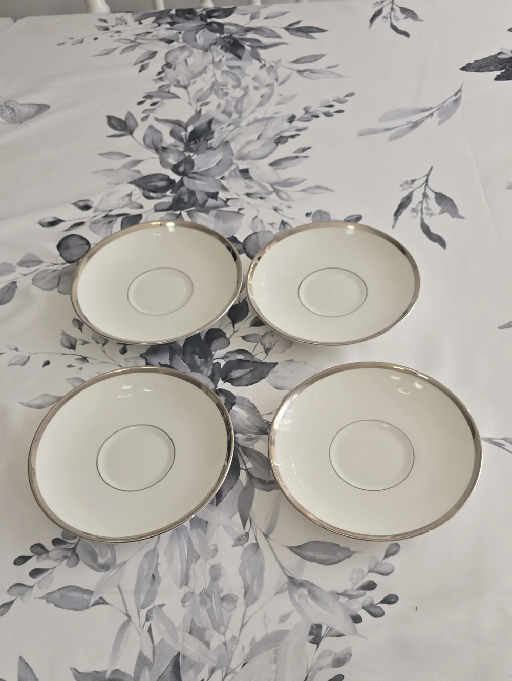 Wedgwood Bone China 4 Cups 4 Saucers Carlyn Made In England White